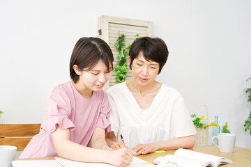 母親と娘　勉強　リビング