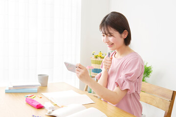 女性　勉強　スマホ　自宅
