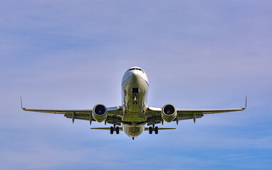青空に飛ぶ飛行機