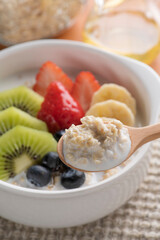 朝食に調理したオートミールを食べる