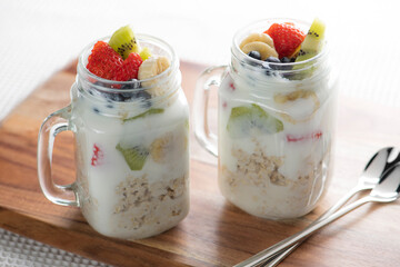 フルーツとヨーグルトのオーバーナイトオーツ