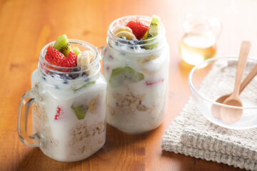 フルーツとヨーグルトのオーバーナイトオーツ