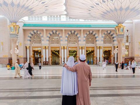 MEDINA, SAUDI ARABIA - April 27 2018 : Family Muslim Pilgrims Visiting The Beautiful Nabawi Mosque, The Prophet Mosque Which Has An Amazing Architecture During Umrah Season.