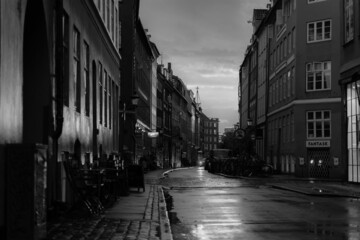Fototapeta na wymiar Beautiful sunset on a european narrow street in Copenhagen, Denmark 