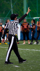 Arbitro hombre haciendo señas durante un partido de flagfootball 