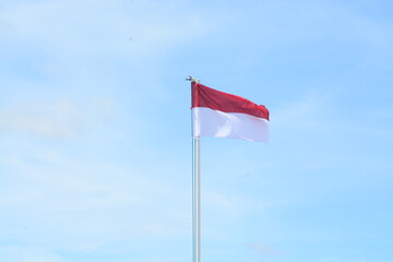 the flag of indonesia, the unitary state of the republic of indonesia under the concept of independence, blue sky.
(bendera indonesia, negara kesatuan republik indonesia dengan konsep kemerdekaan)