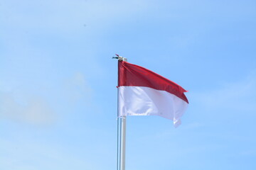 the flag of indonesia, the unitary state of the republic of indonesia under the concept of independence, blue sky.
(bendera indonesia, negara kesatuan republik indonesia dengan konsep kemerdekaan)