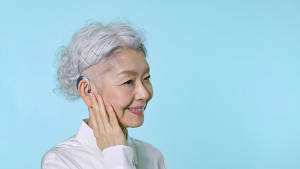 補聴器をつけるシニア女性