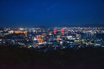 高塔山公園から眺める若戸大橋と北九州の工場夜景