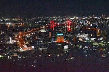 Fototapeta premium 高塔山公園から眺める若戸大橋と北九州の工場夜景