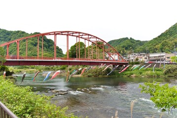 川にかかる鯉のぼり