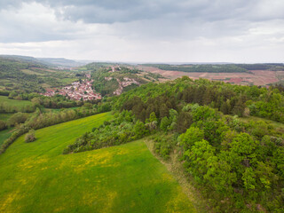 Fototapeta na wymiar Vue aérienne d'une forêt et de collines en Bourgogne. Vue aérienne d'un paysage rural et d'une forêt.