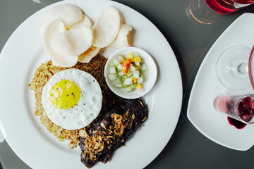 Short ribs fried rice with eggs and crackers