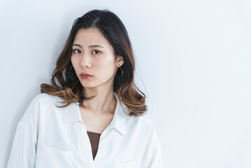 デニムと白シャツのクールな女性