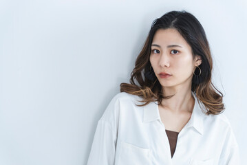 デニムと白シャツのクールな女性