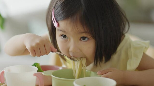 食事する4歳の子供（育児・子育て・夏・そうめん）