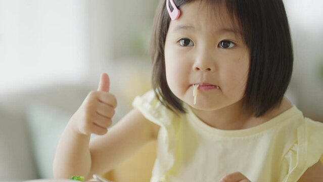 食事する4歳の子供（育児・子育て・夏・そうめん）