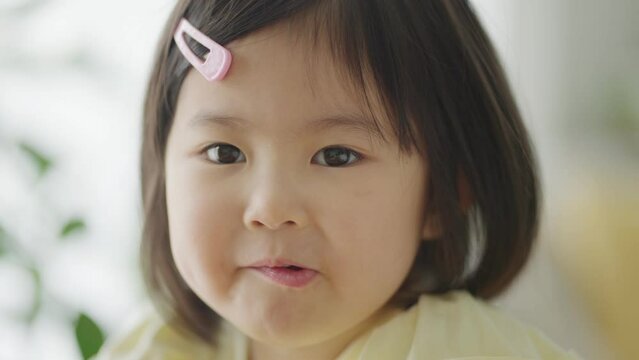 おしゃべりをする子供（育児・子育て）