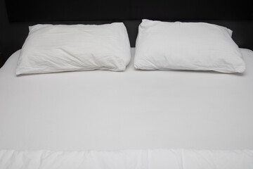 Fototapeta na wymiar Blank white Empty bed with pillows