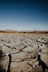 Aufgerissener, ausgetrockneter Lehmboden im Namib Naukluft Park, Sossusvlei Namibia