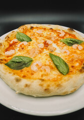 Una pizza tipica napolitana con gambas hecha con masa madre