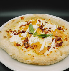 Una tipica pizza napolitana sabor carbonara, hecha con masa madre