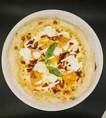 Una tipica pizza napolitana sabor carbonara, hecha con masa madre