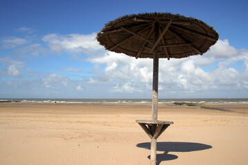 sonnenschirm mit abstell möglichkeit am strand