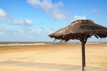 sonnenschirm am einsamen strand