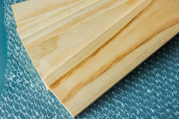 Five pine wood slats for cushioning during transport