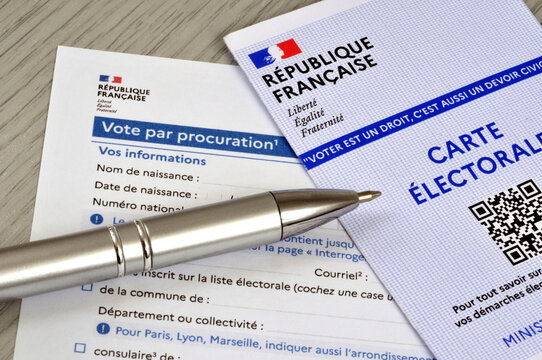 Formulaire fran&ccedil;ais pour un vote par procuration avec une carte &eacute;lectorale et un stylo