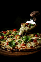 Pizza con albaca y tomate