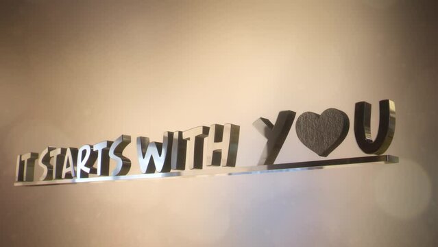 Animazione 3D testo IT STARTS WITH YOU con simbolo cuore