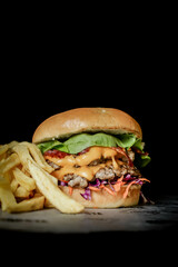 Hamburguesa doble carne con papas fritas