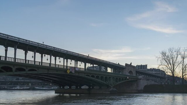 Night to Day Timelapse: Sunrise over Bir-Hakeim bridge in winter - Paris, France