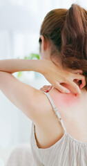 women scratch back with redness