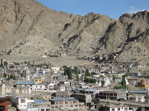 Village pr&egrave;s de Leh, dans le Ladakh, r&eacute;gion aride, montagneuse et rocheuse au Nord de l'Inde