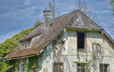 Trafostation, Stromversorgung, Lost Place, Infrastruktur, verlassen, aufgelassen, Trafohäuschen, Isolator, Draht, Leitung, Stromleitung, stillgelegt, vergessen, Urban Exploring, Haus, imposant, groß, 