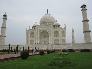 Fototapeta na wymiar Le célèbre et majestueux palais du Taj Mahal, mausolée en marbre blanc, joyau de l'architecture moghole dans la ville d'Agra, dans l'État de l'Uttar Pradesh en Inde, 