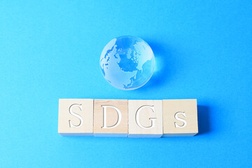 ガラスの地球儀とブロックに描かれたSDGs