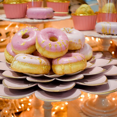 bandeja de donuts de colores