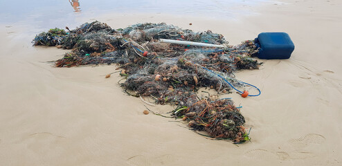 Redes de pesca arrastradas por el temporal a la playa entre los ba&ntilde;istas