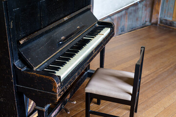 Fototapeta na wymiar 廃校になった小学校に置かれたままの壊れたピアノ