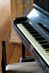 廃校になった小学校に置かれたままの壊れたピアノ