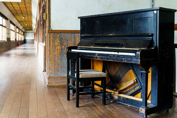 廃校になった小学校に置かれたままの壊れたピアノ