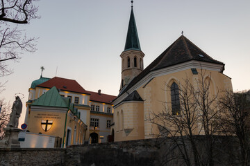 Kirche mit Schloss in Gumpoldskirchen, Niederösterreich