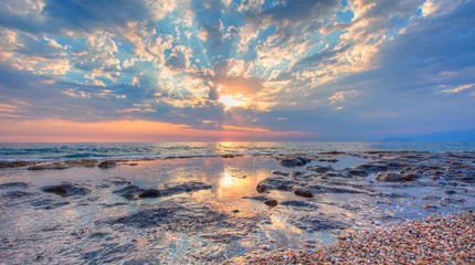 Strand von Alanya mit ruhigem Meer und Felsen bei erstaunlichem Sonnenuntergang - Antalya, die Türkei © muratart