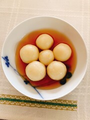 お皿の上の白玉団子