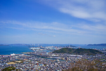 Fototapeta premium 瀬戸大橋と四国側の街並み(香川県坂出市、綾歌郡宇多津町)
