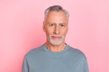 Obraz premium Photo of serious confident man pensioner dressed grey shirt smiling isolated pink color background